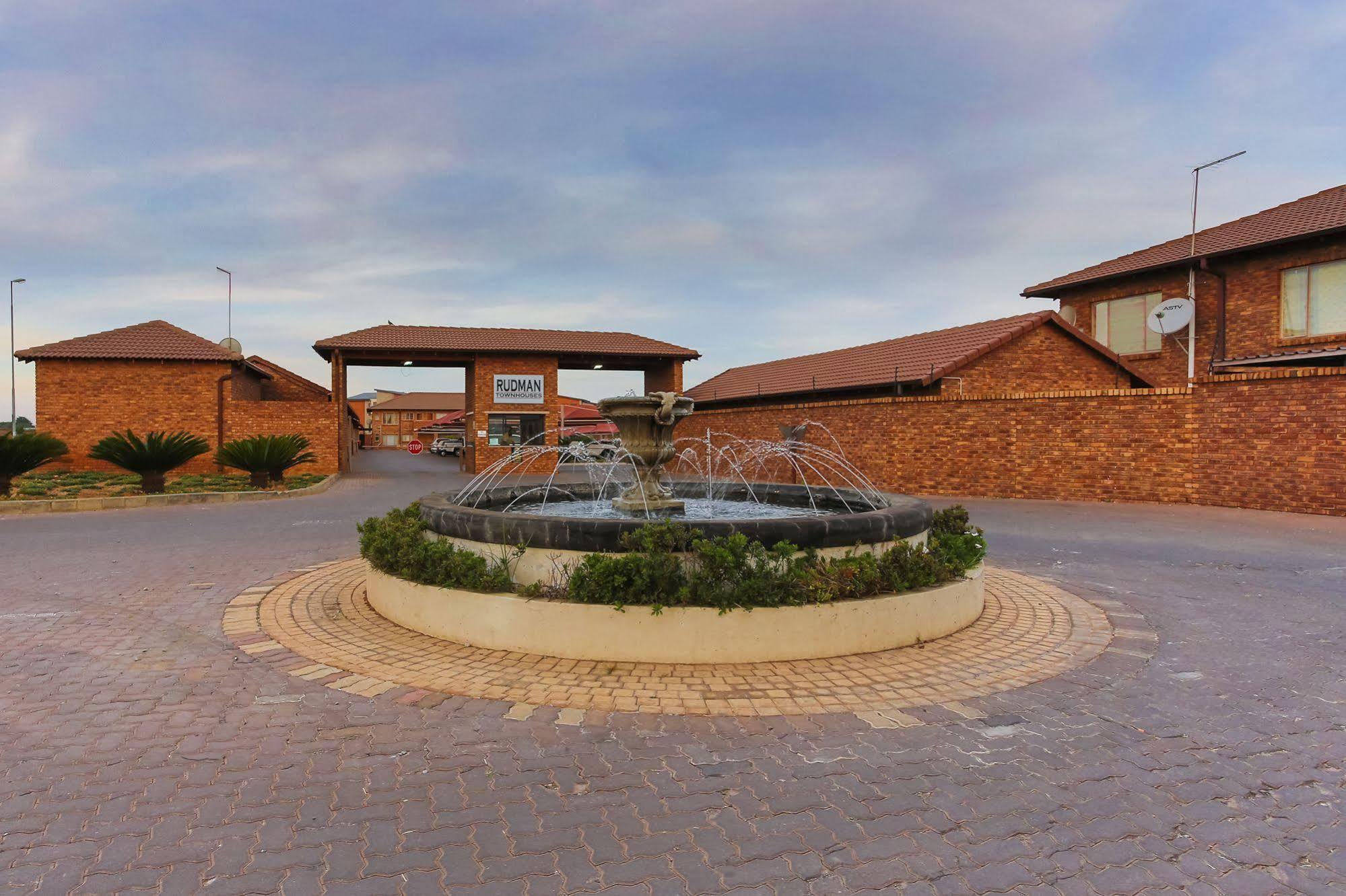 Rudman Townhouses - Or Tambo Airport Boksburg Extérieur photo